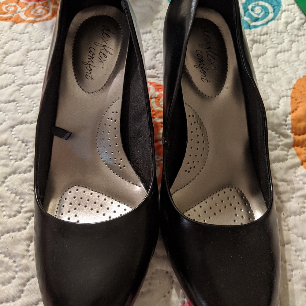 Black pointed toe dress shoes